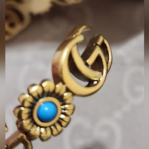 Auth. Gucci GG Marmont flower cuff bracelet in aged gold-tone metal - Picture 7 of 16